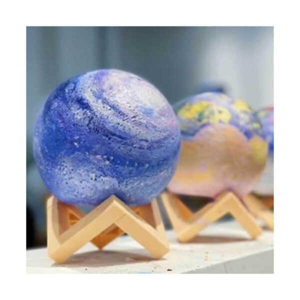 lampa-de-veghe-3d-luna-model-asamblat-3 Lampă de veghe 3D lună, glob pictat în albastru și mov pe suport din lemn, în prim-plan, cu alte globuri estompate în fundal