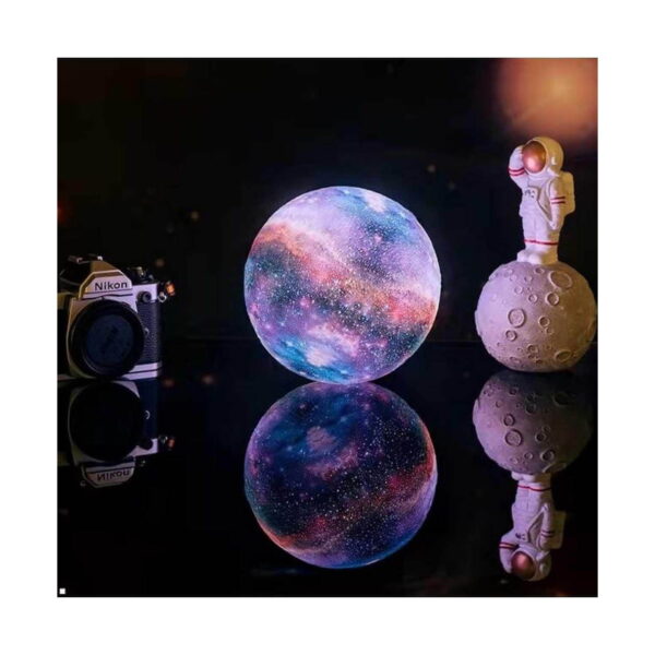 lampa-de-veghe-3d-luna-model-asamblat-4 Lampă de veghe 3D lună, glob cu imprimeu de galaxie, aprins, pe o suprafață reflectorizantă
