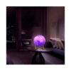 lampa-de-veghe-3d-luna-utilizare-2 Lampă de veghe 3D lună, aprinsă, strălucind în mov-roz, așezată pe o măsuță rotundă într-o cameră întunecată