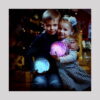 lampa-de-veghe-3d-luna-utilizare-5 Lampă de veghe 3D lună, un băiat și o fetiță țin fiecare câte o lampă lună aprinsă, una albastră și una roz-mov