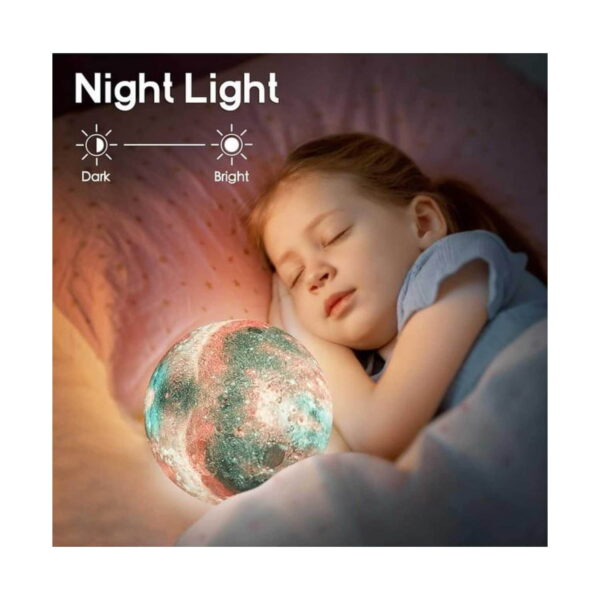 lampa-de-veghe-3d-luna-utilizare-6 Lampă de veghe 3D lună, o fetiță doarme în pat lângă o lampă lună aprinsă cu imprimeu de galaxie; sus apare textul Night