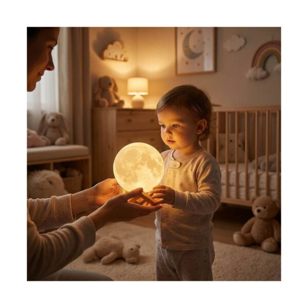 lampa-de-veghe-3d-luna-utilizare Lampă de veghe 3D lună, într-o cameră de bebeluș, un adult ține lampa lună aprinsă pe suport din lemn