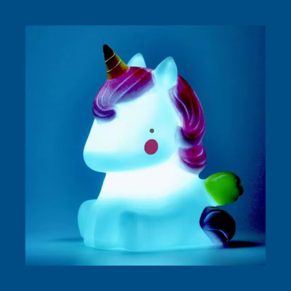 lampa-de-veghe-unicorn-iluminat Lampă de veghe unicorn, aprins, fotografiat din lateral pe fundal albastru închis, cu corn auriu și coamă mov