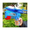 Lansator de avion Unlimit, prim-plan în aer liber cu o mână care ține lansatorul Catapult Gun cu avionul albastru montat