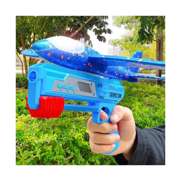 Lansator de avion Unlimit, prim-plan în aer liber cu o mână care ține lansatorul Catapult Gun cu avionul albastru montat