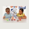 lume-steam-cu-bule-3-in-1-utilizare-2 Lume STEAM cu bule, doi copii la masă cu cutia Mini-Lab Bouncy Balls în spate, bile colorate, forme și un pahar