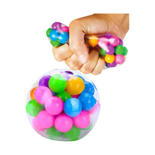 Minge squishy, mână care strânge o minge squishy transparentă cu bile colorate în interior; dedesubt, aceeași minge nestrânsă