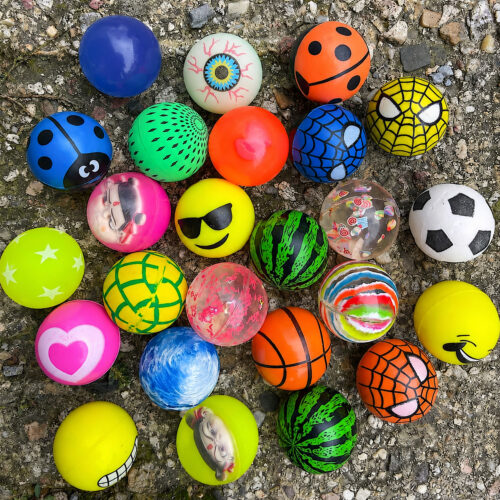 Mingi din cauciuc săltărețe, săltărețe colorate pe pietriș, cu modele de fotbal, baschet, ochi, buburuză