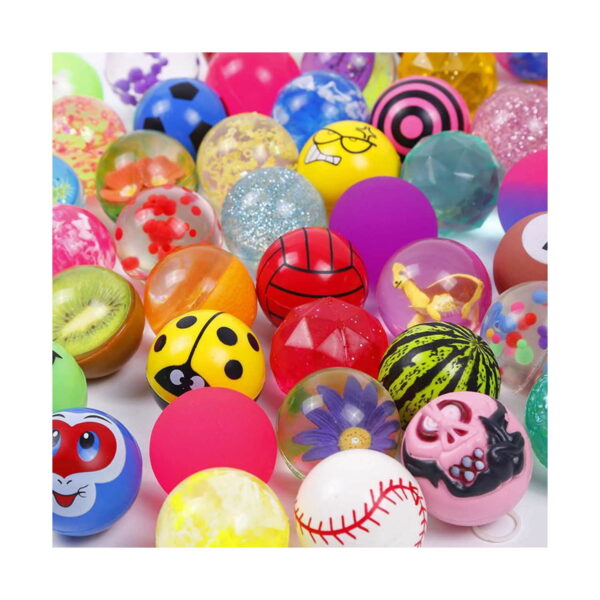 Mingi din cauciuc săltărețe, grămadă densă de mingi săltărețe cu sclipici, fructe, buburuză, baseball și figurine în interior