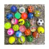 Mingi din cauciuc săltărețe, săltărețe colorate așezate pe o suprafață de pietriș, cu modele de fotbal, baschet