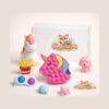 mini-set-senzorial-unicorn-7-jucarii-continut Mini set senzorial unicorn, șapte jucării în fața unei cutii albe Spoki: unicorn squishy, cartofi prăjiți squishy