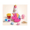 mini-set-senzorial-unicorn-7-jucarii-continut-2 Mini set senzorial unicorn, jucării dispuse pe fundal alb-crem, cu Pop It-ul unicorn roz în centru.