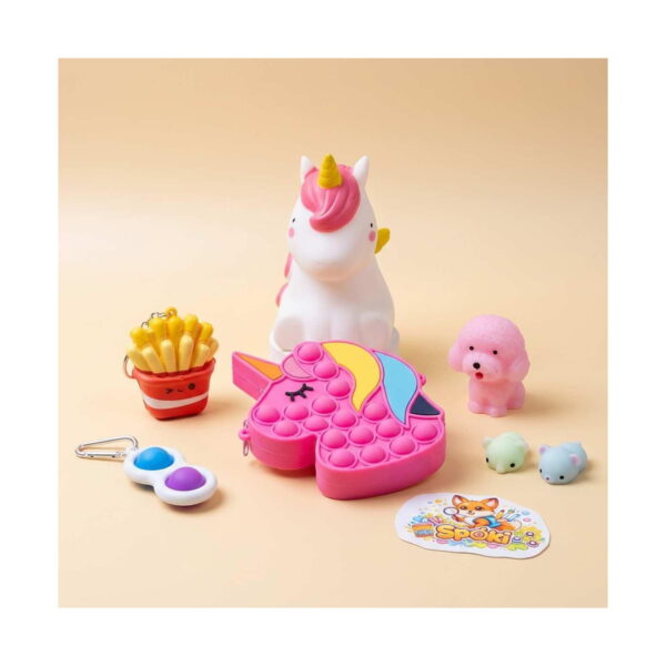 mini-set-senzorial-unicorn-7-jucarii-continut-3 Mini set senzorial unicorn, jucăriile setului grupate în arc pe fundal bej, în jurul Pop It-ului unicorn roz.