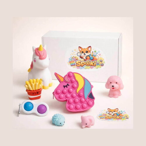 Mini set senzorial unicorn, șapte jucării în fața unei cutii albe Spoki: unicorn squishy, cartofi prăjiți squishy