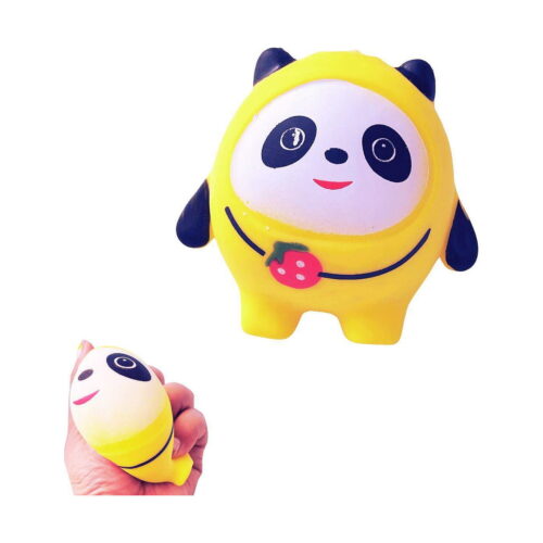 Panda squishy galben, panda cu salopetă galbenă și căpșună pe burtă, pe fundal alb