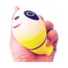 panda-squishy-galben-utilizare Panda squishy galben, o mână strânge squishy-ul panda galben; fața alb-neagră este turtită și alungită
