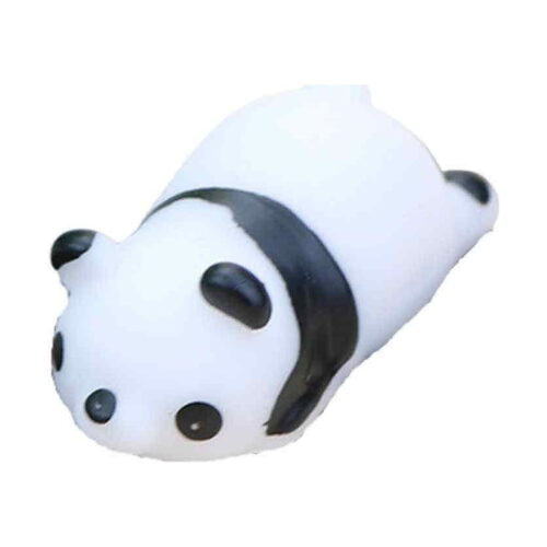 Panda squishy moale, jucărie squishy panda albă cu bandă neagră, urechi și ochi negri, culcată pe burtă, pe fundal alb