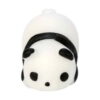 Panda squishy moale, văzută de sus, cu fața rotundă în partea de jos a cadrului și corpul alb alungit în spate
