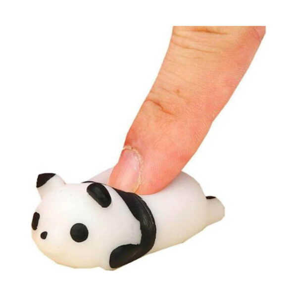 Panda squishy moale, un deget apasă spatele jucăriei panda culcate și o turtește