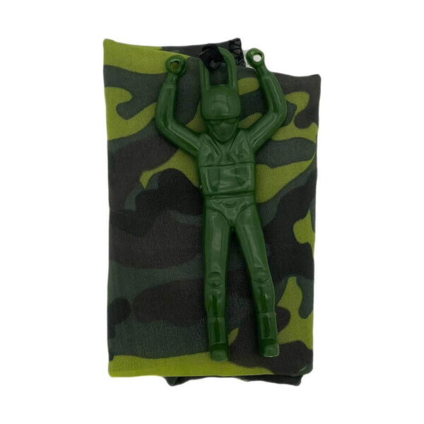 parasuta-distractiva-pentru-copii-model-camuflaj Parașută distractivă pentru copii, figurină verde cu brațele ridicate, așezată peste pânza pliată cu model camuflaj verde
