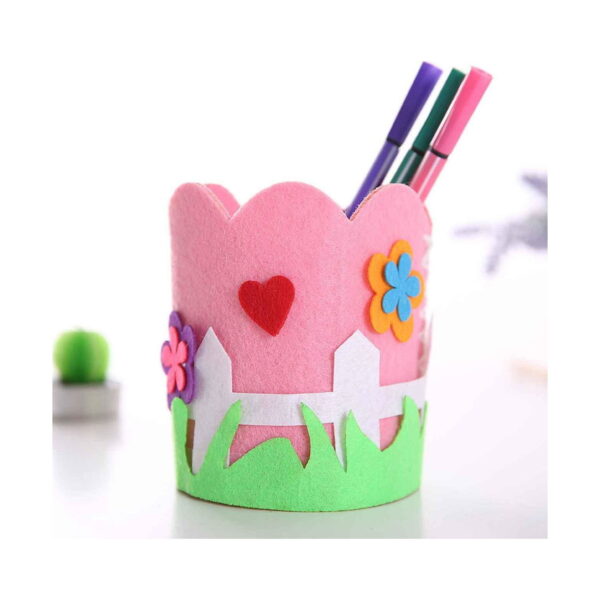 penar-diy-pentru-copii-fericire-roz Penar DIY pentru copii Fericire roz, suport din fetru roz cu gard alb, iarbă verde, inimă roșie și flori colorate