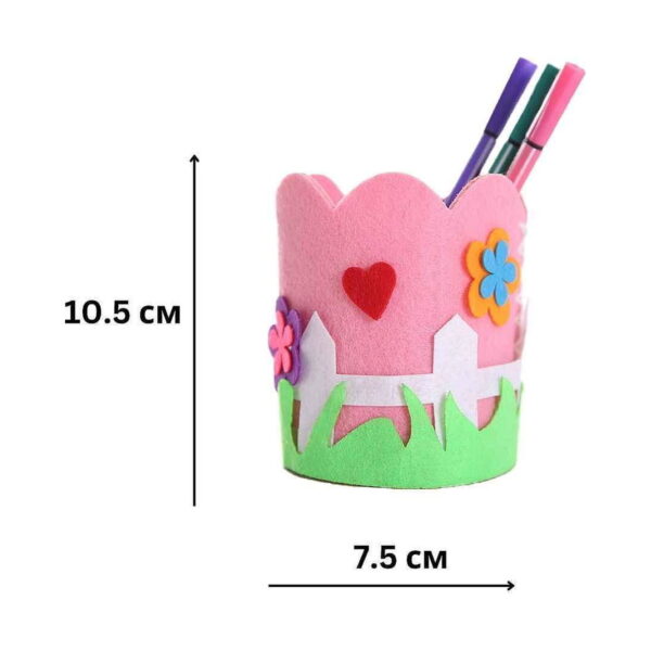 penar-diy-pentru-copii-fericire-roz-dimensiuni Penar DIY pentru copii Fericire roz, suportul roz cu gard și flori, cu cotele 10,5 cm înălțime și 7,5 cm lățime