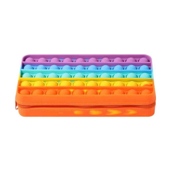 penar-pop-it-curcubeu-lateral Penar Pop It curcubeu, penarul văzut în unghi, cu capacul curcubeu cu bule și compartimentul portocaliu cu fermoar