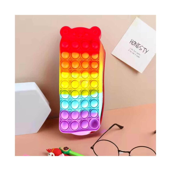 Penar Pop It Urs, penarul Pop It curcubeu cu cap de urs roșu, într-o scenă stilizată cu un obiect geometric alb