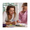 pix-magnetic-fidget-auriu-si-roz-utilizare-2 Pix magnetic fidget, o femeie și o fetiță scriu într-un caiet cu pixuri fidget; text FUN TOY PEN Happy learning time