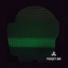 pop-it-among-us-luminos-iluminat Pop It Among Us luminos, silueta Among Us fotografiată în întuneric, cu zona centrală și cea inferioară strălucind verde