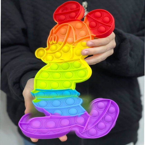 Pop It colorat Mickey Mouse 30x20, ținută în mâini, pe fundal de haină neagră