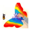 Pop It Fluture Maxi, mâna unui copil apasă bulele fluturelui Pop It; în stânga apare o albină desenată; ALT nu menționează