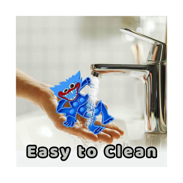Pop It Huggy Wuggy, jucăria spălată sub jetul de apă de la robinet, ținută în palmă, cu textul Easy to Clean