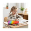 Pop It Necesser, fetiță la birou care scrie într-un caiet, cu penarul Pop It iepuraș curcubeu deschis și creioane colorate