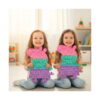 Pop It Peppa Pig, două fetițe așezate pe podea țin fiecare câte o jucărie Pop It purceluș, în aceleași culori