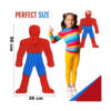 Pop It Spider-Man, grafic size cu jucăria cotată 50 cm înălțime și 26 cm lățime, alături de o fetiță pentru comparație