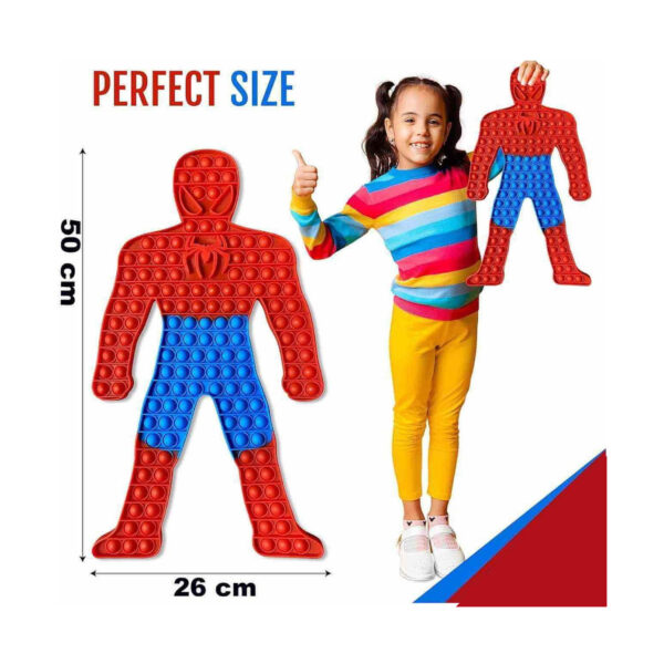 Pop It Spider-Man, grafic size cu jucăria cotată 50 cm înălțime și 26 cm lățime, alături de o fetiță pentru comparație