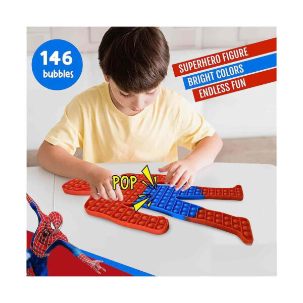 Pop It Spider-Man, grafic promoțional cu un băiat care apasă jucăria