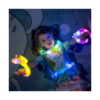 pop-tube-rosu-lifestyle-2 Tub Fidget Pop luminos XL, fetiță întinsă pe covor, cu tuburi luminoase în mâini și în jurul gâtului