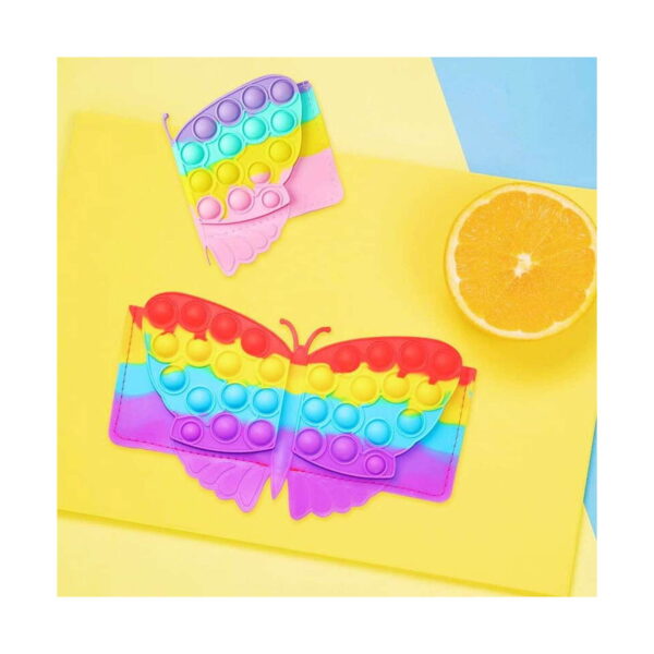 portofel-pentru-copii-fluture-curcubeu-2 Portofel pentru copii Fluture, scenă pe fundal galben și albastru cu portofelul pastel pliat