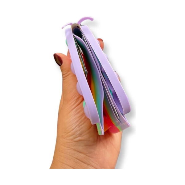 portofel-pentru-copii-fluture-curcubeu-dimensiuni Portofel pentru copii Fluture, o mână ține portofelul pastel întredeschis, cu straturile interioare suprapuse ca un acordeon