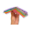 portofel-pentru-copii-fluture-curcubeu-lateral Portofel pentru copii Fluture, o mână ține portofelul pastel deschis, cu interiorul vizibil: sloturi pentru carduri și capsă