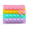 Portofel Pop It, pătrat în dungi pastel roz, galben, verde mentă și mov, cu patru rânduri de bule și curelușă cu lăbuță