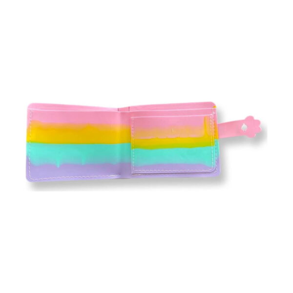 Portofel Pop It, portofelul deschis, cu suprafață netedă în dungi pastel și un buzunar dreptunghiular pe jumătatea