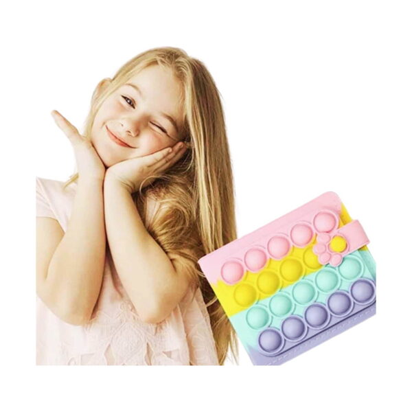 Portofel Pop It, fetiță zâmbind cu mâinile lângă obraz, alături de portofelul Pop It pastel cu patru rânduri de bule