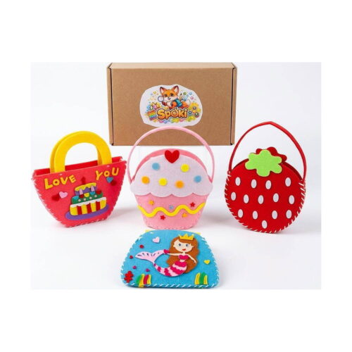 Primul meu set de cusut Princess, cele patru gentuțe finalizate în fața cutiei Spoki din carton