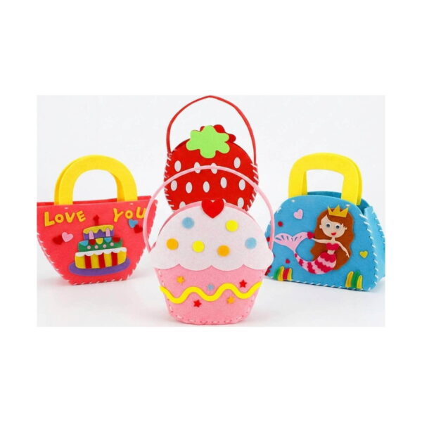 Primul meu set de cusut Princess, cele patru gentuțe din fetru cu mânere: LOVE YOU roșie, brioșă roz
