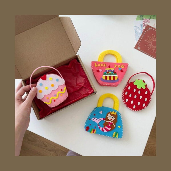 Primul meu set de cusut Princess, o mână ține gentuța de fetru în formă de brioșă