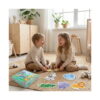 Puzzle animale, un băiat și o fată stau pe covor într-o cameră luminoasă, cu cutia și animalele din puzzle în față