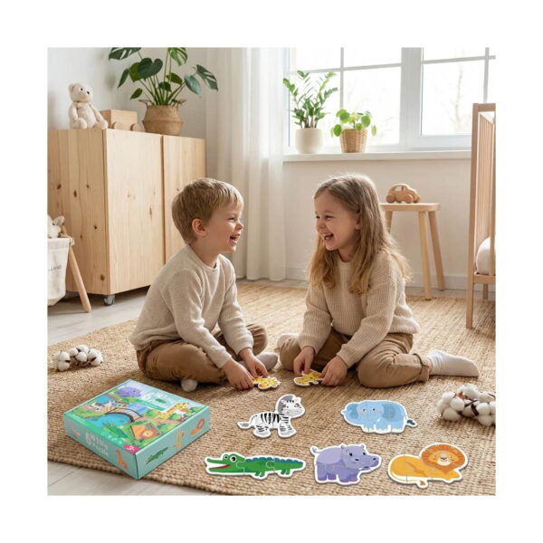 Puzzle animale, un băiat și o fată stau pe covor într-o cameră luminoasă, cu cutia și animalele din puzzle în față